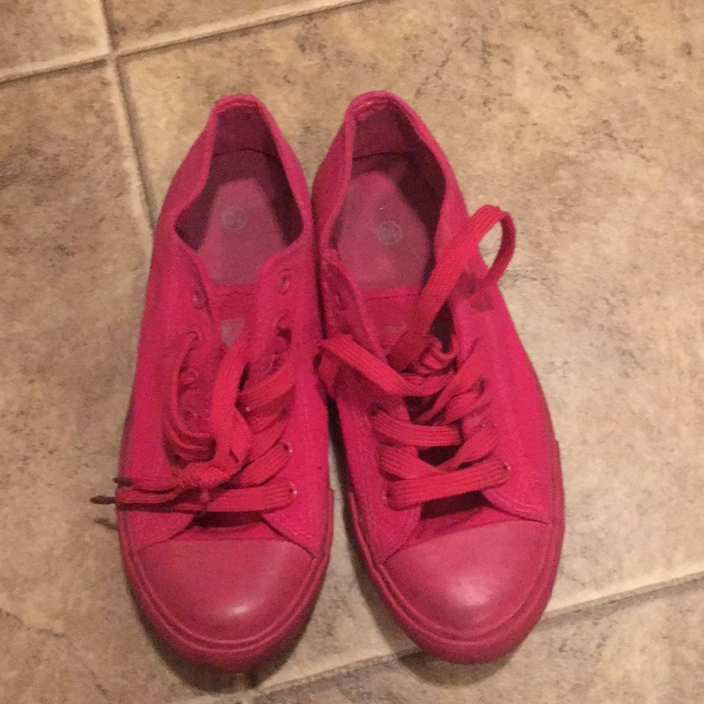 sport shoes pink